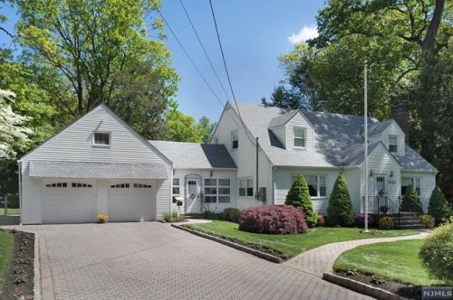 1042 Woodland Ave, Oradell, NJ 07649-1338