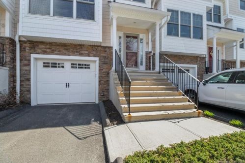 903 Woodland Hills Dr, Bridgeport, CT 06611-6364