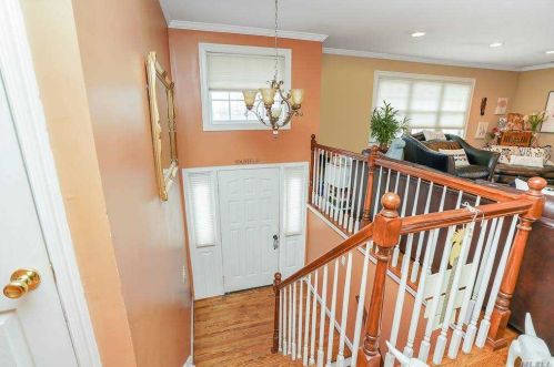 38 Mohawk Dr, Brightwaters, NY 11718-1600