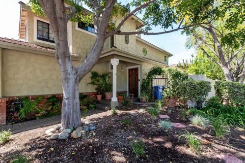 29718 Strawberry Hill Dr, Calabasas, CA 91301-4085