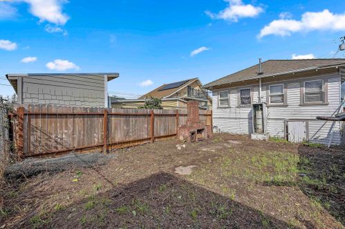 5605 16th St, Oakland, CA 94621-4303