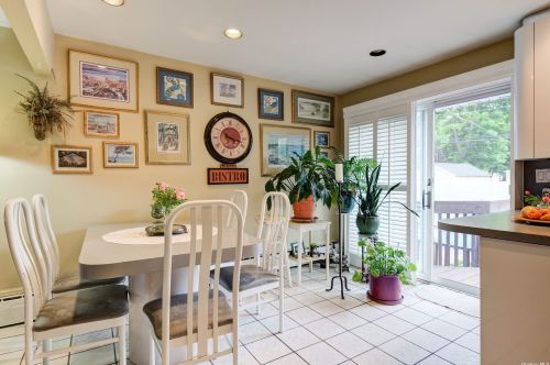 18 Reed Ln, Westbury NY  11590-1943 exterior