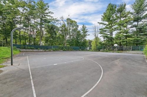 82 Somerset Dr, Airmont NY  10901-6905 exterior