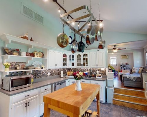 243 Oxhead Rd, South Setauket, NY 11720-1930
