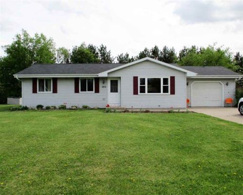 355 King Olav Ln, Iola, WI 54945-9661