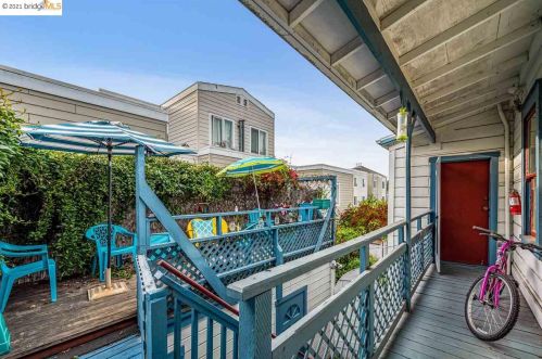 4327 Essex St, Oakland CA 94608-1216 exterior