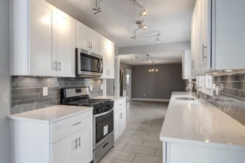 7021 Baring Ave, Hammond, IN 46324-2203