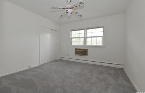 39 Elm St, Great Neck NY  11021-1940 exterior