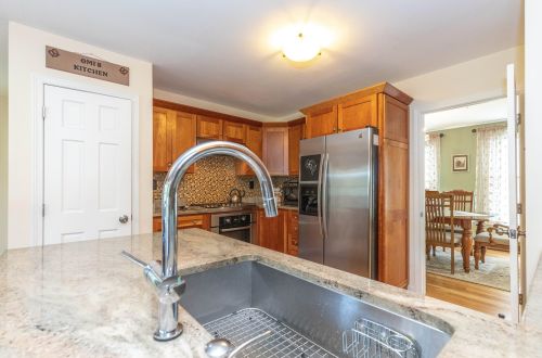 8 Canter Ct, Nashua NH  03063-2929 exterior