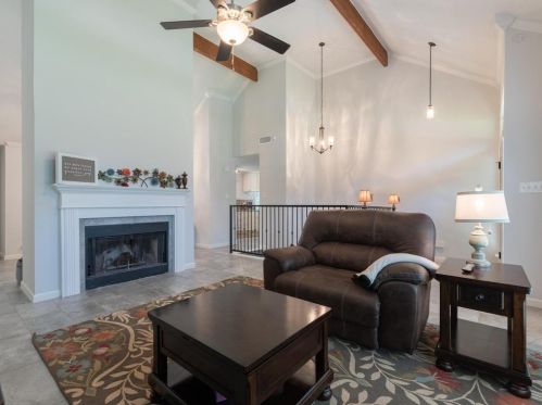 6833 Parkwood Dr, Fort Worth, TX 76182-7647