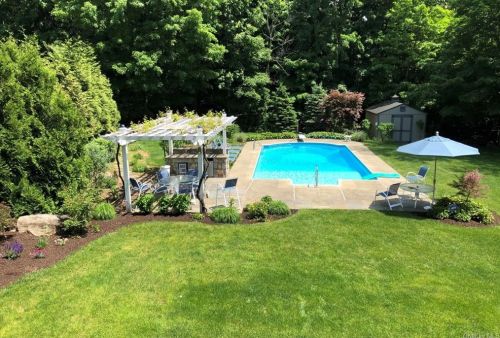 68 Dahlia Dr, Mahopac, NY 10541-3733