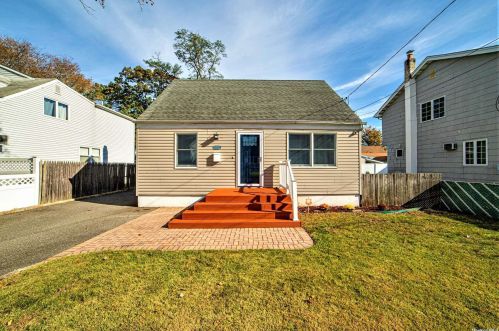 568 Hamilton Ave, North Lindenhurst, NY 11757-3421