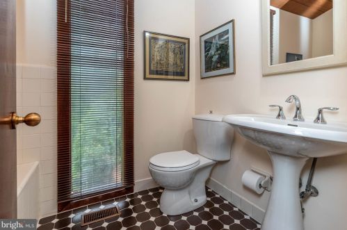 1006 Gwilym Cir, Berwyn PA  19312-2237 exterior