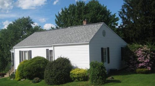 1100 Thompson St, Jeannette, PA 15644-1546