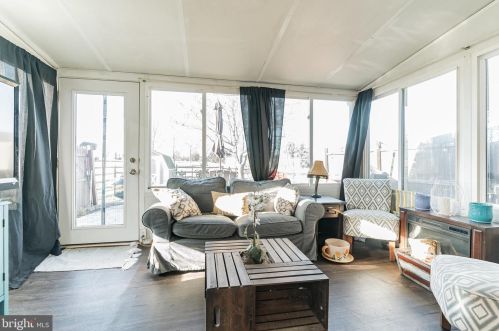 527 Spring Hill Dr, Harleysville PA  19438-2242 exterior