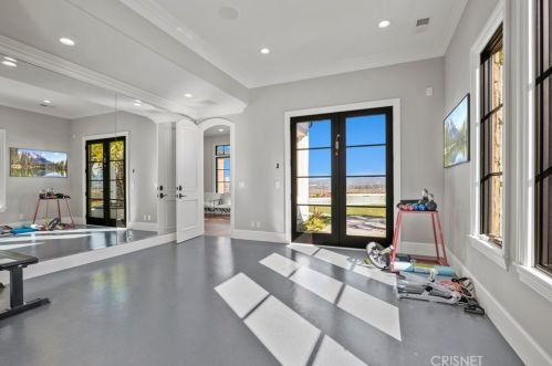 25682 Oak Meadow Dr, Santa Clarita CA  91381-0762 exterior