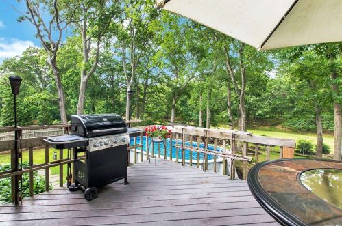 83 Otis Rd, Islip Terrace NY  11752-1907 exterior