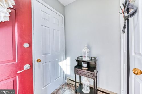 558 Cedar Holw Dr, Yardley PA exterior