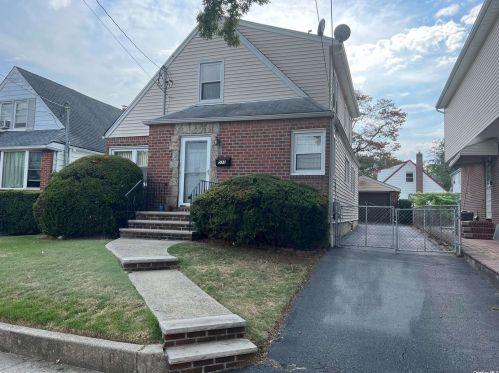 533 3rd St, New Hyde Park, NY 11040-2831