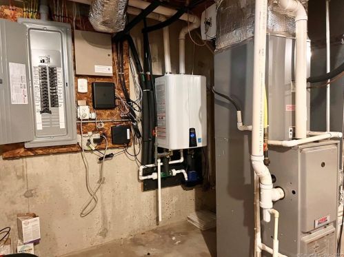 881 Howard Ave, Bridgeport CT 06605-1924 exterior