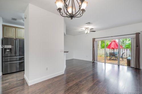 1009 100th Ave, Hollywood, FL 33024-4374