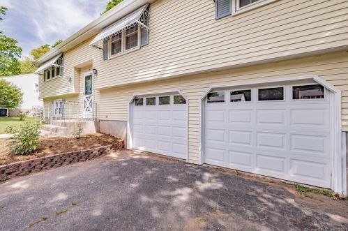 10 Mohawk Cir, Windsor, CT 06095-2656
