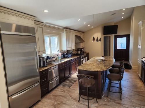 10 Foxwood Ln, Thornwood, NY 10594-1934