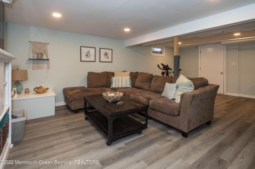 6 Elmwood Pl, Leonardo NJ  07737-1347 exterior