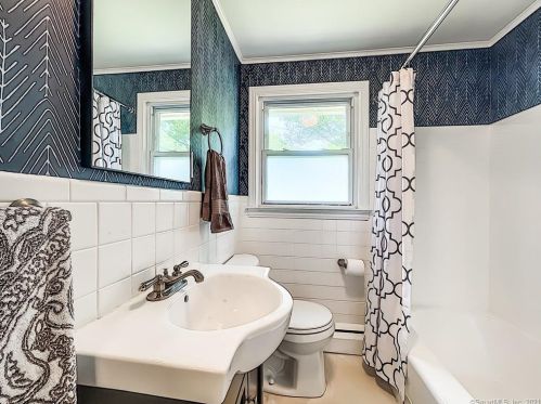 70 Ellsworth Dr, Bloomfield CT  06002-2845 exterior