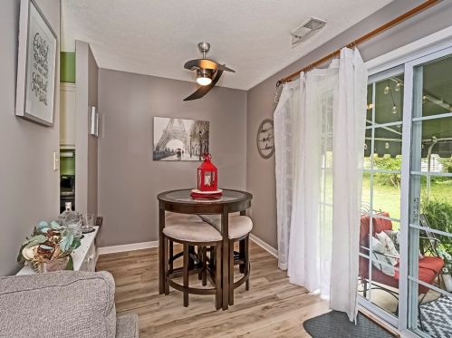 305 Canterbury Ct, Oakmont PA  15139-1177 exterior