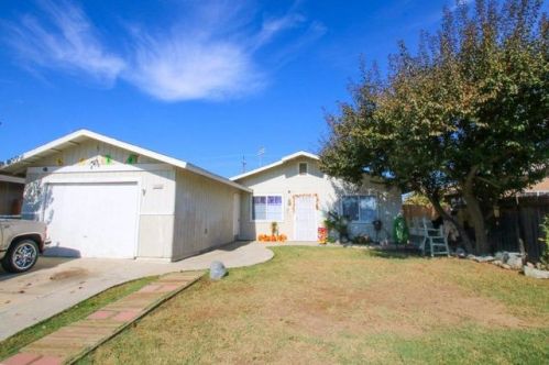 13530 5th St, Parlier, CA 93648-2713
