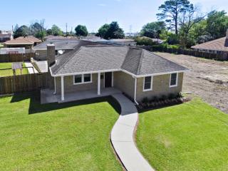 57 Willow Dr, Gretna, LA 70053-4862