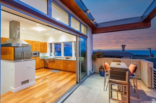 1211 Bayview Dr, Manhattan Beach, CA 90266-4715