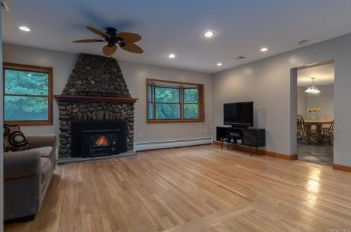 12 Mountainview Dr, Tomkins Cove, NY 10986-1622
