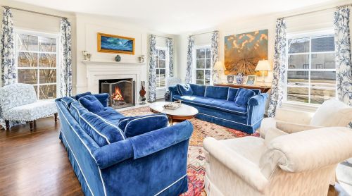 5068 Lake Dr, Milwaukee WI  53217-5748 exterior