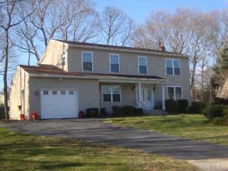 11 Gerta Ct, Selden, NY 11784-1435