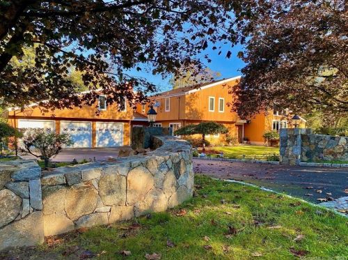 8 Blue Jay Dr, Bridgeport, CT 06611-1101