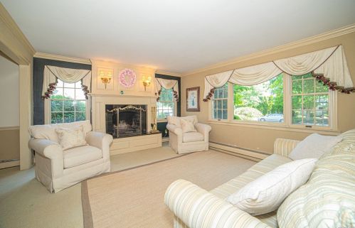 120 Lakeside Dr, Oakdale NY  11769-2250 exterior