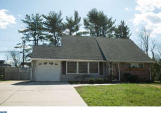 32 Queen Anne Rd, Levittown, PA 19057-1921