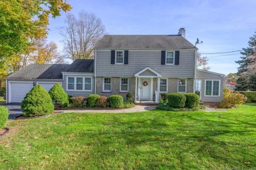 4 Bradstreet Ter, North Haven, CT 06473-2908
