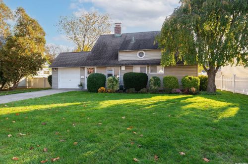11 Martin Ln, Westbury, NY 11590-6322