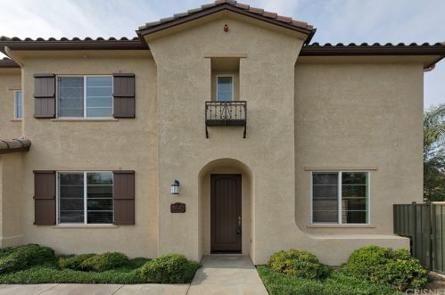 19503 Opal Ln, Santa Clarita, CA 91350-3245
