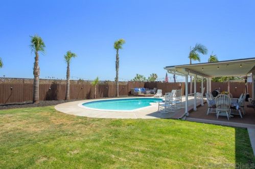 2905 Linda Dr, Oceanside CA  92056-4352 exterior
