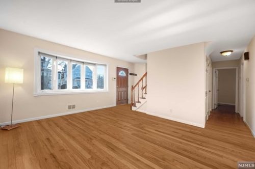 525 Oritani Pl, Teaneck NJ  07666-1637 exterior