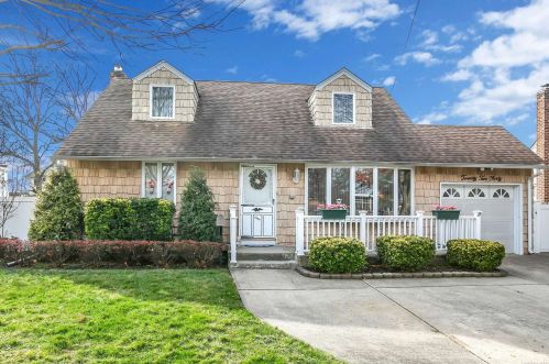 2240 Devon St, Hempstead, NY 11554-2513