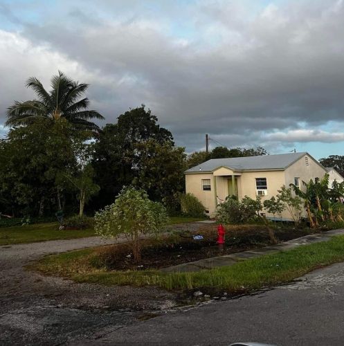 155 4th St, Pahokee, FL 33476-1907