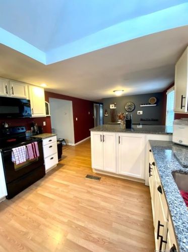 4 Poulin Dr, Putnam CT  06260-1010 exterior