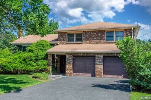 136 Merritt Dr, Oradell, NJ 07649-1823