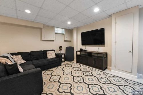 355 Corona Pl, Ridgewood NJ  07450-2801 exterior