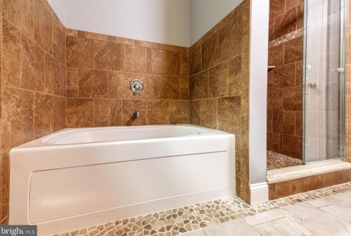 8 Kings Ct, Auburn NJ  08085-5033 exterior